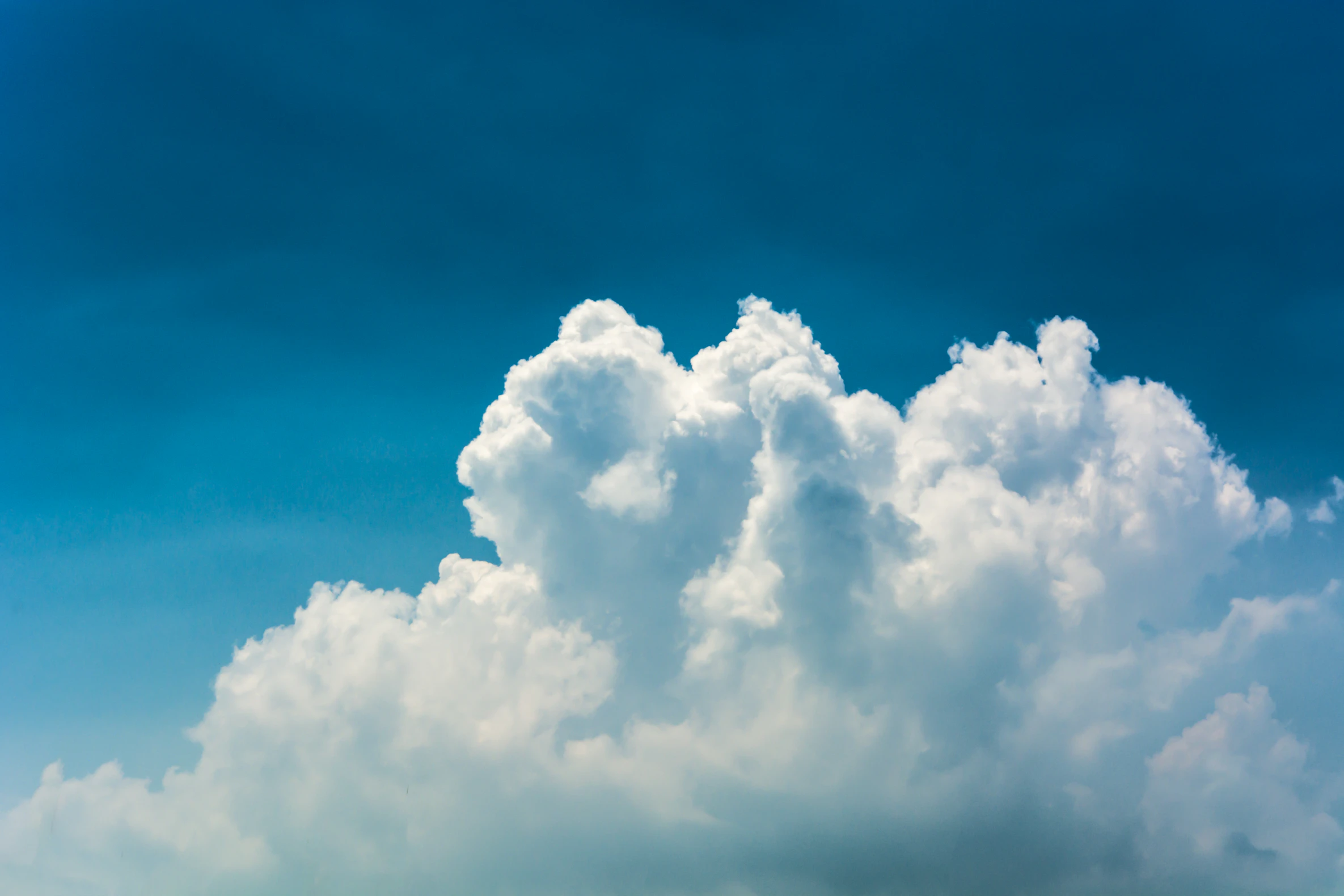 澄みわたる夏空と入道雲